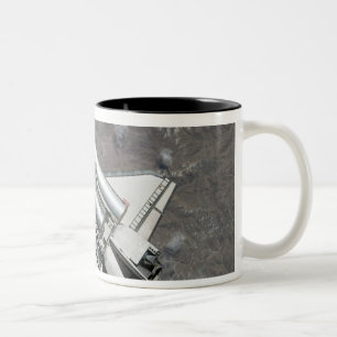 Taza Bicolor Vista aérea del descubrimiento del transbordador
