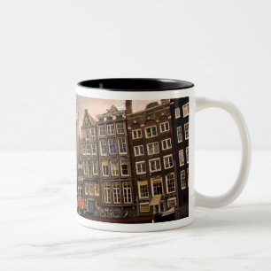 Taza Bicolor Vista de la arquitectura única y de dos aguas