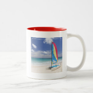 Taza Bicolor Vista de la playa con el velero