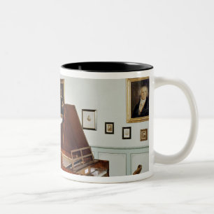 Taza Bicolor Vista de un cuarto con un piano de cola