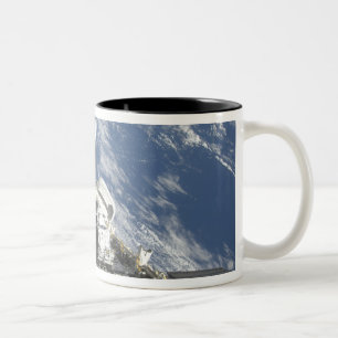 Taza Bicolor Vista parcial del transbordador espacial Atlantis