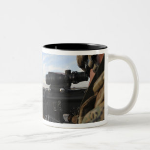 Taza Bicolor Vistas de un soldado adentro a encender en una