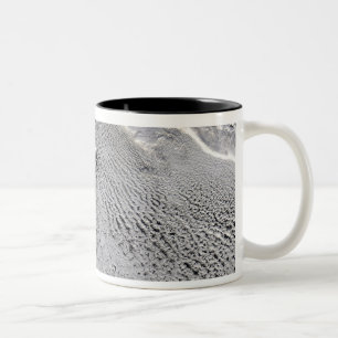 Taza Bicolor Vórtices de la nube de la isla de enero Mayen