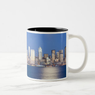 Taza Bicolor WA, Seattle, horizonte de Seattle y bahía de Ellio