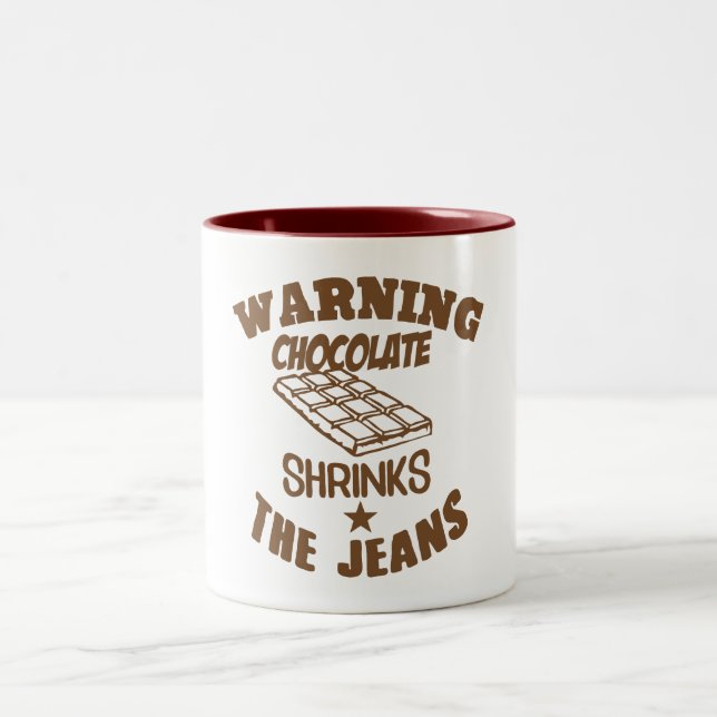 Taza Bicolor warning chocolate shrinks jeans citation humour (Centro)