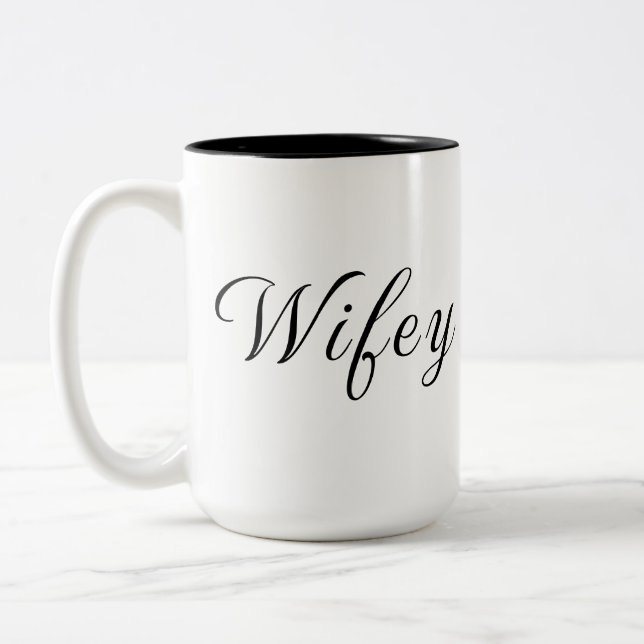 Taza Bicolor Wifey mujeres blancas de escritura negra moderna (Izquierda)