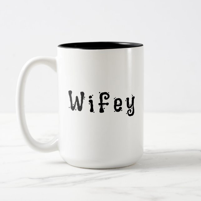 Taza Bicolor Wifey mujeres blancas de escritura negra moderna (Izquierda)