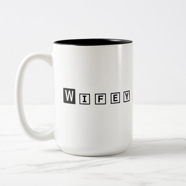 Taza Bicolor Wifey mujeres blancas de escritura negra moderna (Izquierda)