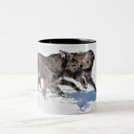 Taza Bicolor Wolfhounds irlandés corre en la nieve