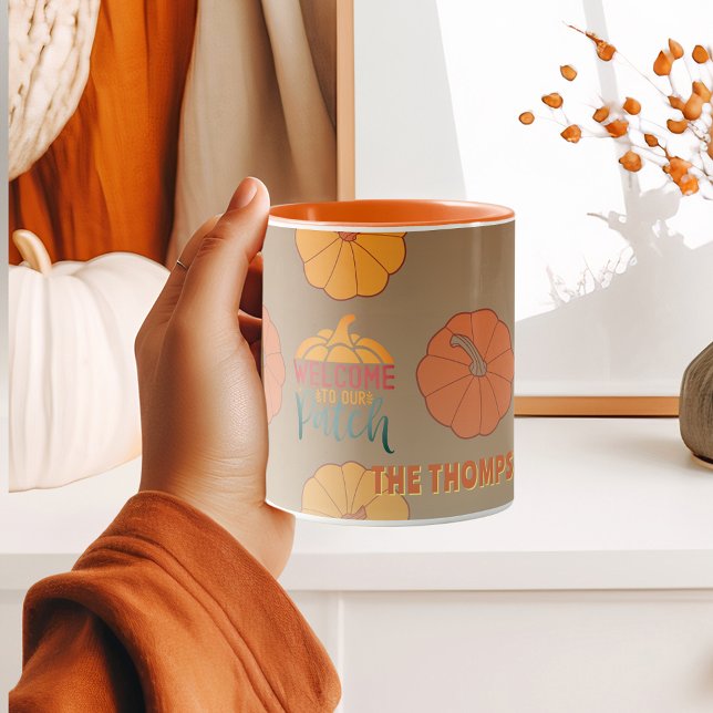 Taza Bienvenido a nuestras calabazas personalizadas Pat (Welcome to our Patch Fall personalized pumpkins Mug)