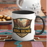 Taza Big Bend Ilustracion del Parque Nacional Insignia<br><div class="desc">Diseño vectorial de la cosecha de Big Bend. El Parque Nacional Big Bend se encuentra en el suroeste de Texas e incluye toda la cordillera de Chisos y una gran franja del Desierto de Chihuahuan.</div>