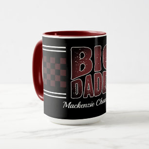 Taza Big Daddy con cuadros marrones y nombre en negro