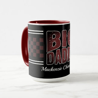 Taza Big Daddy con cuadros marrones y nombre en negro