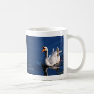 Taza blanca agraciada del ganso