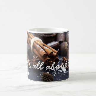 Taza blanca con canela y castañas y texto