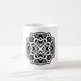 taza blanca con diseño céltico