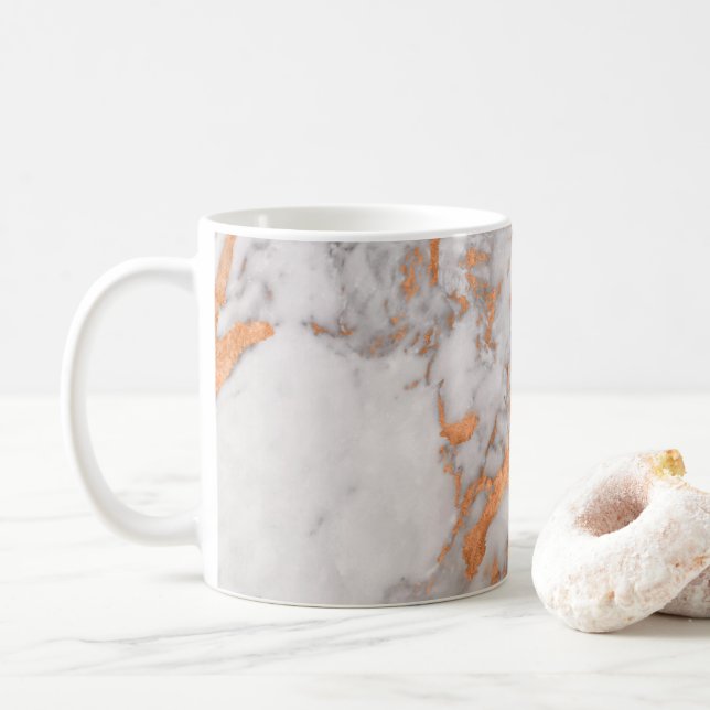 Taza blanca del mármol y del cobre (Con donut)