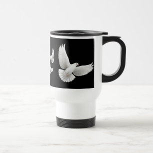 Taza blanca del viaje de las palomas que vuela