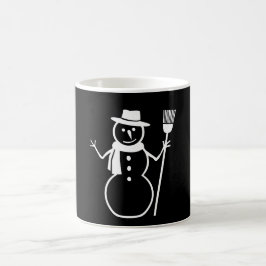 Taza blanco y negro de la escoba del gorra de la