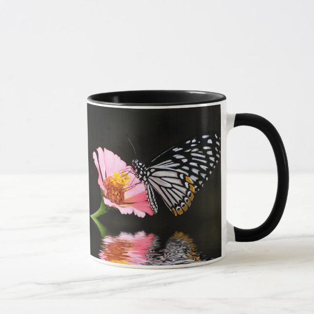 Taza blanco y negro de la mariposa (Derecha)