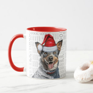 Taza Blue Heeler Dog Santa sobre fondo de madera