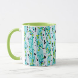 Taza Bluebirds en bosque del árbol de abedul de la