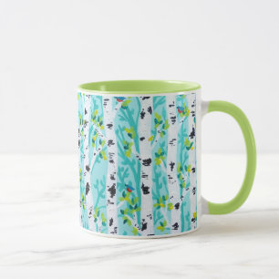 Taza Bluebirds en bosque del árbol de abedul de la