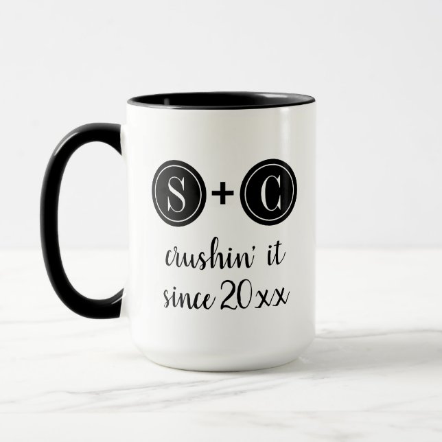 Taza Boda | Pareja de Iniciales del Monograma Aniversar (Izquierda)