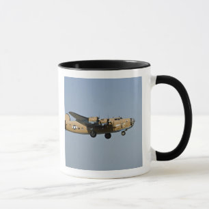 Taza Bombardero de Lil B-24 del diamante, aterrizando