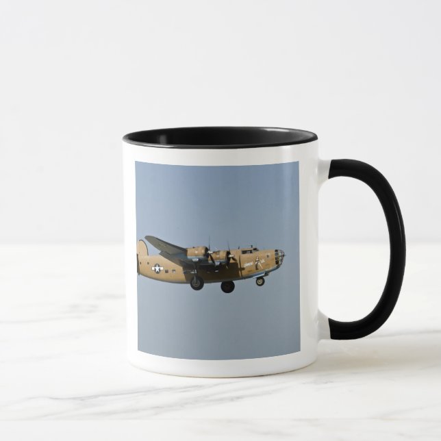 Taza Bombardero de Lil B-24 del diamante, aterrizando (Derecha)