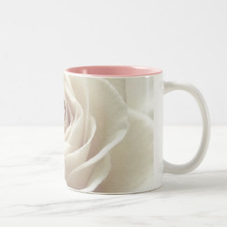 taza bonita del rosa blanco