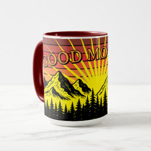 Taza Bosque de pinos sobre montañas y puesta de sol ret