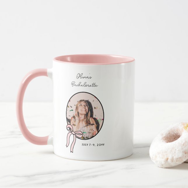 Taza Bows & Babes Bachelorette Foto Personalizado Girly (Con donut)