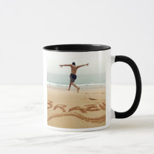 Taza BRASIL. Hombre con el pecho desnudo llevando un tr