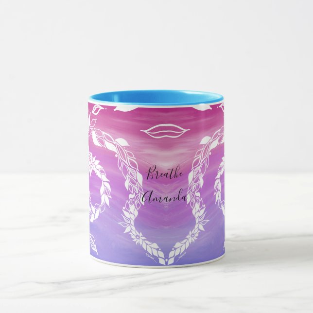 Taza Breathe Abstract diseño de hoja en fondo rosa (Centro)