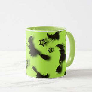 Taza Bruja voladora entre las estrellas en la noche de 