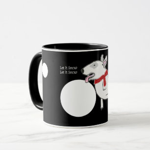 Taza Bull Terrier Doodle disfrutando de una bola de nie