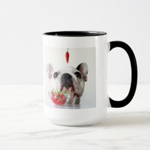 Taza Bulldog francés que mira una pimienta roja