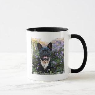 Taza Bulldog francés se sienta en las flores
