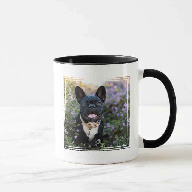 Taza Bulldog francés se sienta en las flores (Derecha)