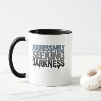 Taza Buscando Agresivamente la Oscuridad – Diseño de Te