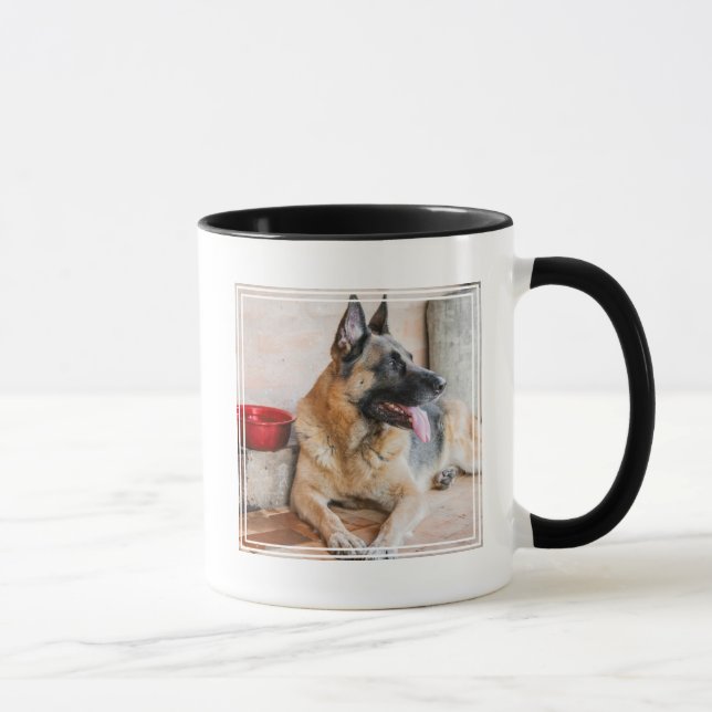Taza Caballo alemán descansando por cuenca acuática (Derecha)