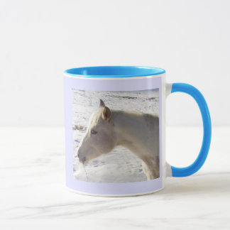 Taza Caballo blanco en la mugre de nieve
