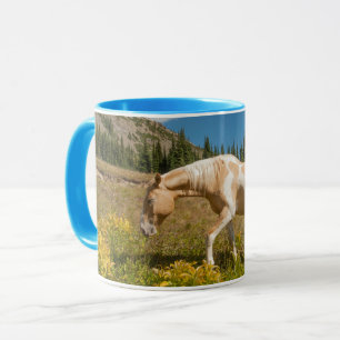 Taza Caballo de hierba en prado alpino en verano