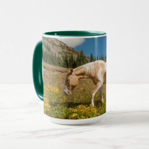 Taza Caballo de hierba en prado alpino en verano