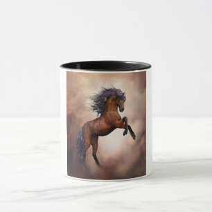 Taza Caballo marrón frisón criándose con nubes nubladas