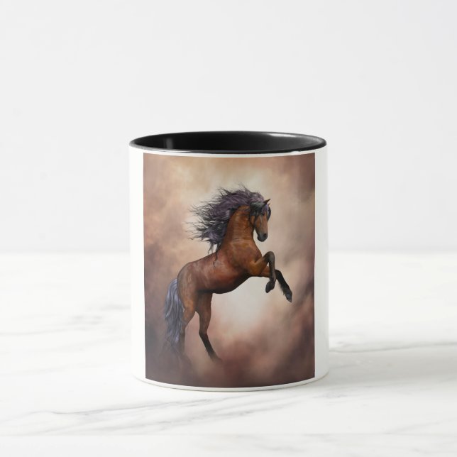 Taza Caballo marrón frisón criándose con nubes nubladas (Centro)