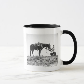 Taza Caballo que come de un sombrero de vaquero