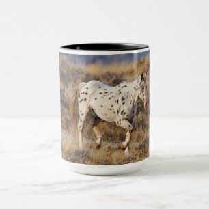 Taza Caballo que deambula por las colinas escénicas de