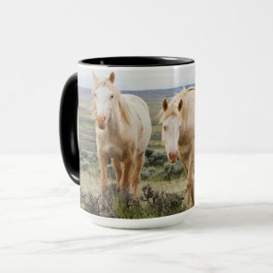 Taza Caballo salvaje vagando por la pradera de Cody